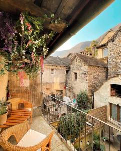 einen Balkon mit einem Tisch und Stühlen sowie einige Gebäude in der Unterkunft Residenza Valentino in Locarno
