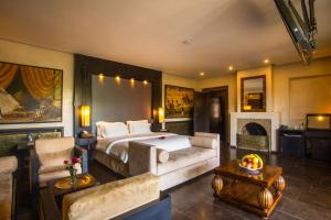 1 dormitorio con 1 cama extragrande y sala de estar en Palais Mirage d'Atlas - Restaurant & Spa & Day Pass, en Marrakech