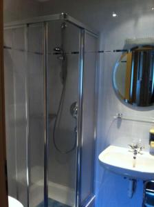 ein Badezimmer mit Dusche und Waschbecken in der Unterkunft villa mahlfertheiner in Kastelruth