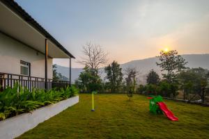 Foto dalla galleria di SaffronStays Turquoise Maison, Karjat a Karjat