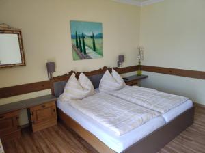 Łóżko lub łóżka w pokoju w obiekcie B&B Goldener Stern