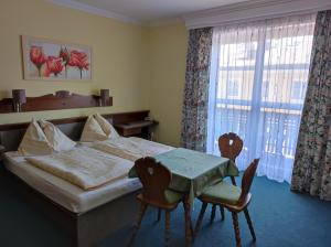 Łóżko lub łóżka w pokoju w obiekcie B&B Goldener Stern