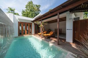 una piscina in una villa con una casa di Malisa Villa Suites - SHA Extra Plus a Kata Beach