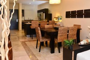 Ground floor Oceanfront El Faro Condo, Great for Families Coral 101餐廳或用餐的地方