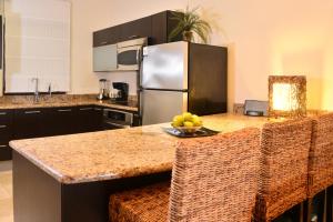 A kitchen or kitchenette at Ground floor Oceanfront El Faro Condo, Great for Families Coral 101