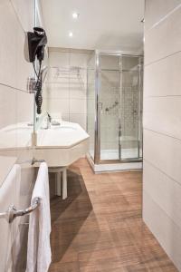 a bathroom with a sink and a shower at Hôtel Casón del Tormes by HappyCulture in Madrid