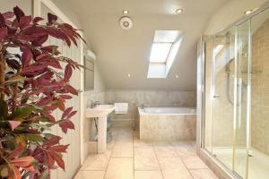 ein Badezimmer mit einer Dusche, einem Waschbecken und einer Badewanne in der Unterkunft Grassington Lodge in Grassington