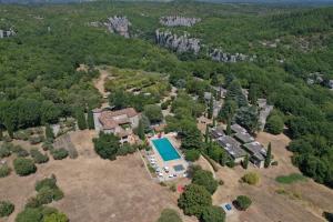 - une vue aérienne sur un domaine avec une piscine dans l'établissement Residence Vacances Bleues Lou Castel, à Casteljau