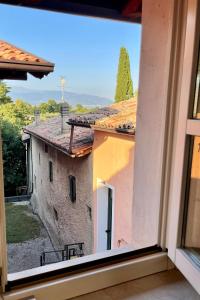 una ventana de un edificio con vistas en Borgo dei Sogni - Unique Loft - Lago di Garda, en San Felice del Benaco