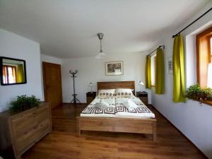 Katil atau katil-katil dalam bilik di Apartmán U Jezírka