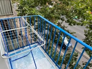 Pekini street apartment في تبليسي: عربة تسوق زرقاء بداخلها كلب
