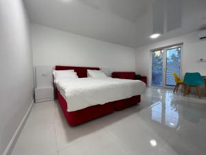 Un dormitorio blanco con una cama grande y una mesa en Pekini street apartment, en Tiflis