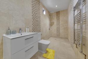 Ванная комната в Flourish Apartments - Marlborough House - Ilford