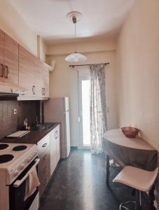 Η κουζίνα ή μικρή κουζίνα στο Efrosini downtown apartment