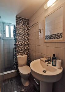 Phòng tắm tại Efrosini downtown apartment