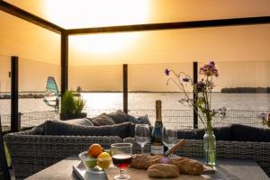 Posezení v ubytování Luxus Cube Meerblick Veluwemeer am Strand in erster Reihe