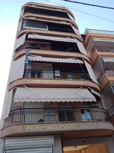 テッサロニキにあるmodern&comfortable apartment Euosmos Thessalonikiの側面にバルコニーがある高層ビル