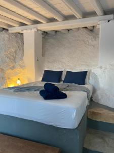 Un pat sau paturi într-o cameră la Windhouses Serifos