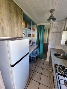 Een keuken of kitchenette bij Lazy cabin near Hoek van Holland beach