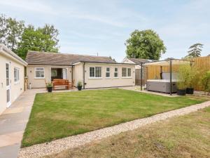 an image of a house with a backyard at Daisy Tree Cottage in Woodhall Spa