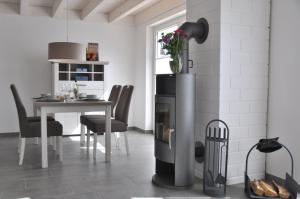 a living room with a fireplace and a table at Vechtestübchen - Nordhorn in Nordhorn