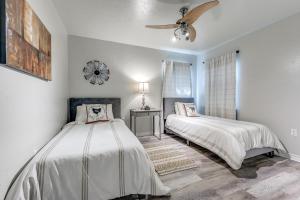 um quarto com 2 camas e uma ventoinha de tecto em Cozy 4 Bedroom Home Blocks to Main Street and Wineries em Fredericksburg
