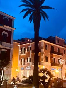 een palmboom voor een gebouw bij Perla Marina Luxury apartments in Margherita di Savoia