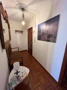 una habitación con una mesa y una pintura en la pared en XOAN DE REQUEIXO, en Chantada