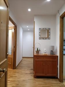 pasillo con tocador de madera y espejo en Apt. Descenso del Sella, Arriondas, en Arriondas 15 fotos más