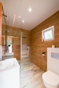 ヤンタルにあるDomki Mewaのバスルーム(トイレ、洗面台、シャワー付)