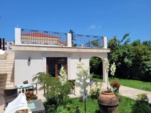 een huis met een balkon er bovenop bij Vila Caviar in Sulina