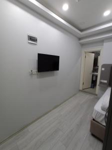 TV a/nebo společenská místnost v ubytování Emin Konak Hotel