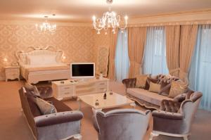 salon z łóżkiem, kanapą i krzesłami w obiekcie Hotel Dukagjini w mieście Peć