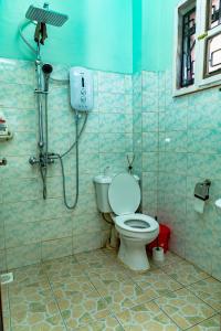 ein Bad mit einem WC und einer Dusche in der Unterkunft Bonaventure Apartment in Kisumu