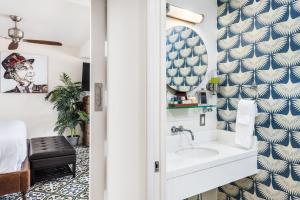 La salle de bains est pourvue d'un lavabo et d'un miroir. dans l'établissement National Hotel, An Adult Only Oceanfront Resort, à Miami Beach