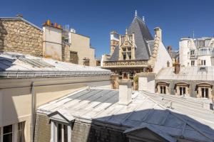 uitzicht op de daken van gebouwen in een stad bij Veeve - Beam Me Up in Parijs