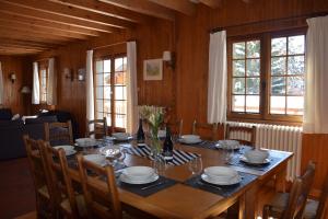 Restauracja lub miejsce do jedzenia w obiekcie Chalet L Olan 15p Emplacement exceptionnel grand terrain