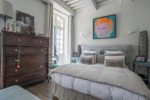 Postel nebo postele na pokoji v ubytování Cosy Loft tarif avec 1 ou 2 chambres 2 ou 4 personnes, vue parc et piscine + 20 fotografií