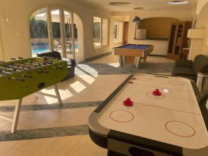 Rihana Studio & pool في برج العرب: غرفة معيشة مع طاولة بينج بونغ وطاولة بلياردو