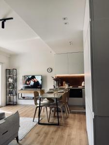 een keuken en eetkamer met een tafel en stoelen bij Sui's Home in Tirana