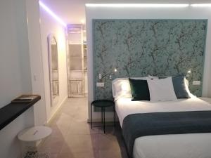 una camera con un letto con una parete verde di Suite Estudio Montaña a Torremolinos