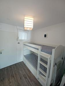 - une chambre avec 2 lits superposés dans l'établissement Studio Agreable avec balcon, Situation Ideale a Carnac, à Carnac