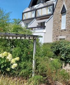 une maison avec des plantes sur le flanc d'une colline dans l'établissement Studio Agreable avec balcon, Situation Ideale a Carnac, à Carnac