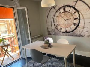 A seating area at Apartamentos Logroño centro, TIC TAC, wifi