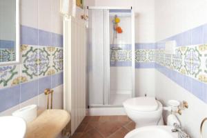 Bathroom sa Villa il Pino by VacaVilla