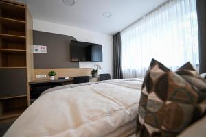 Postel nebo postele na pokoji v ubytování Kolping Gästehaus