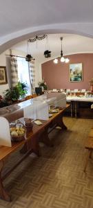 duża jadalnia ze stołem i krzesłami w obiekcie Landpension Haupt w mieście Sebnitz