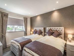 1 dormitorio con 2 camas y ventana en Haven Cottage en Blackburn