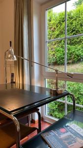 ein Tisch und Stühle vor einem Fenster in der Unterkunft Exklusive Ferienwohnungen und Business Apartments Marburg in Marburg an der Lahn