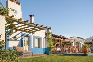 Blick auf ein Haus mit Terrasse in der Unterkunft Vale Do Manantio in Moura